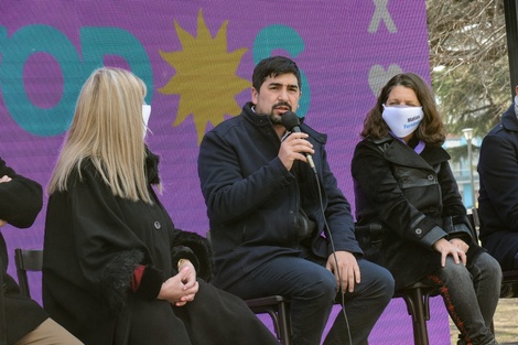 Fernández junto a precandidatas de su lista.