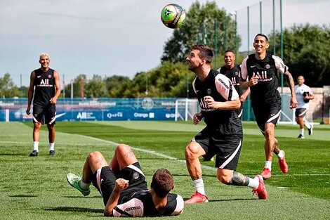 Lionel Messi y el plantel del PSG entrenaron ante el público 