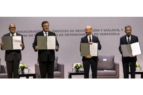 Captura de pantalla de la televisión venezolana mostrando a los particiantes del diálogo con el memorándum firmado. Foto2: Juan Guaidó. (AFP) Foto3: Nicolás Maduro. (AFP) 