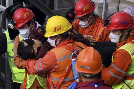 19 mineros chinos quedaron bajo tierra en una mina de carbón 