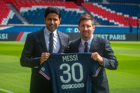  Nasser Al-Khelaifi, presidente del PSG, presenta a Messi en París.