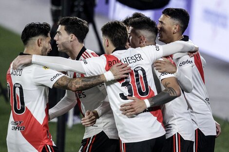 Los jugadores de River festejan el primer gol