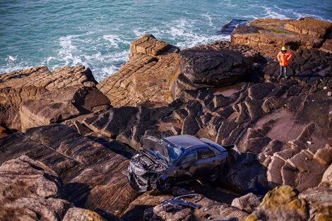 Milagro en Mar del Plata: un auto cayó desde un barranco, golpeó contra unas rocas y quedó a metros del mar