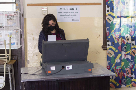 Algunos salteños desistieron de votar por  máquinas descompuestas y largas filas 