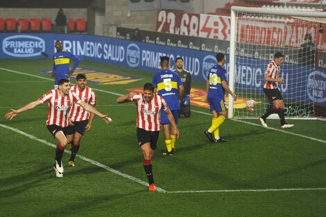 Noguera celebra su gol de cabeza, mientras Boca sufre una nueva desilusión