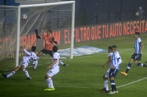 Lejos de casa Newell's no se anima a jugar | El equipo de Gamboa jugó sin convicción y perdió con Racing | Página12 Lejos de casa Newell's no se anima a jugar | El equipo de Gamboa jugó sin convicción y perdió con Racing | Página12
