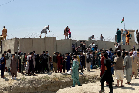 En medio del caos en Afganistán por la llegada de los talibanes al poder, cuatro argentinos esperan para salir de Kabul.