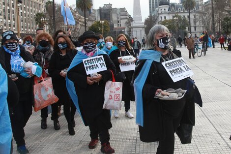 "Marcha de las piedras", la raleada protesta opositora en Olivos y Plaza de Mayo