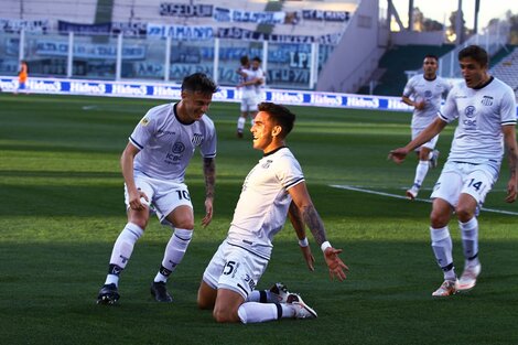 San Lorenzo no levanta: perdió 2-0 con Talleres y terminó con nueve jugadores