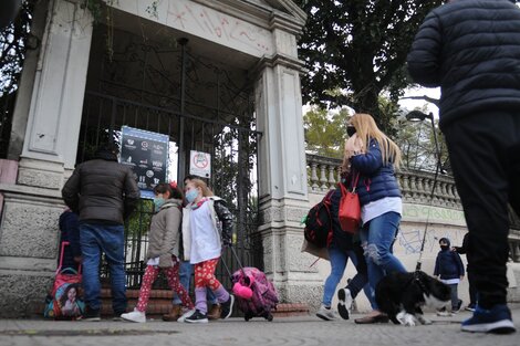 Con el rechazo de los gremios docentes, el Gobierno porteño comenzó las clases presenciales sin distanciamiento de 290 mil alumnos de nivel primario.