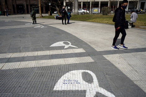 Marcha de las piedras: vandalizaron los dibujos de los pañuelos de Madres de Plaza de Mayo