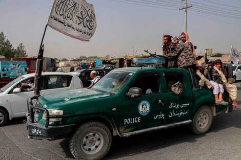 Milicianos talibanes patrullanlas calles de Kandahar después de la retirada estadounidense.