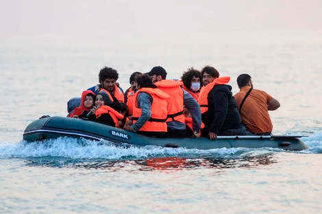 El drama de los migrantes que buscan llegar a Europa por mar en frágiles gomones, una postal que se repite.