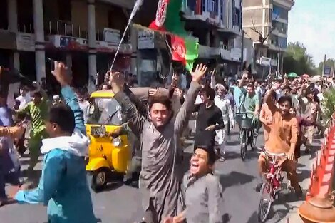 Protesta en Jalalabad, con banderas de Afganistán, contra la ocupación talibán.