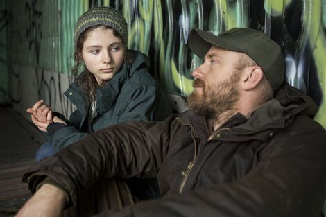 Thomasin McKenzie y Ben Foster en una escena de "Leave No Trace" (No dejes rastro).