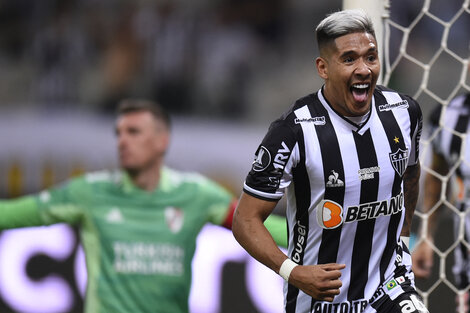 Zaracho festeja el primer gol de Mineiro luego de una tijera