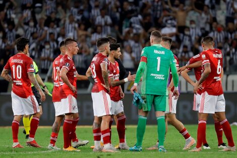 La alegría es sólo brasileña y la tristeza, del fútbol argentino