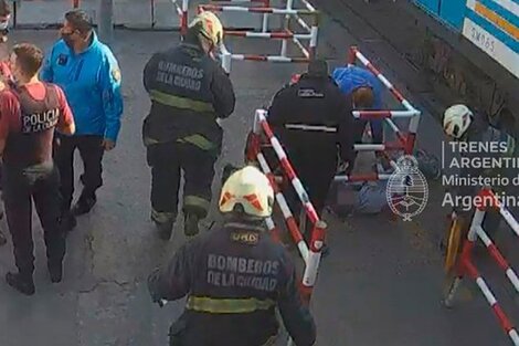 Video: un hombre fue embestido por un tren en Liniers y solo sufrió lesiones leves