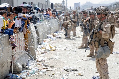 Militares estadunidenses controlan la entrada al aeropuerto de Kabul.