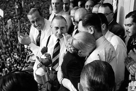 La histórica postal de Evita y Perón en el Cabildo Abierto del Justicialismo.