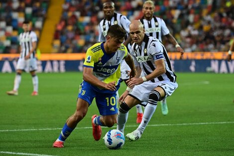 Dybala en acción frente a los defensores de Udinese