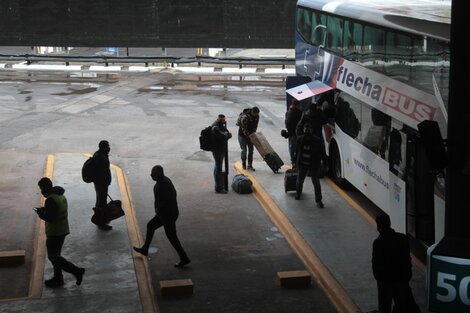 Aumentan el número de pasajeros permitidos en micros y trenes de media y larga distancia: cuántos podrán viajar