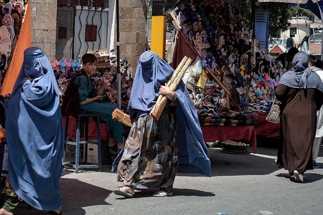 Mujeres con burkas en Afganistán, la llegada al poder de los Talibanes pone en peligro sus decisiones libres y derechos. (Fuente: AFP)