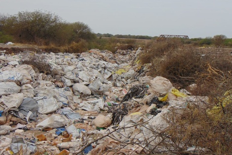 Arrojan desechos de agroquímicos a la vera del Río del Valle