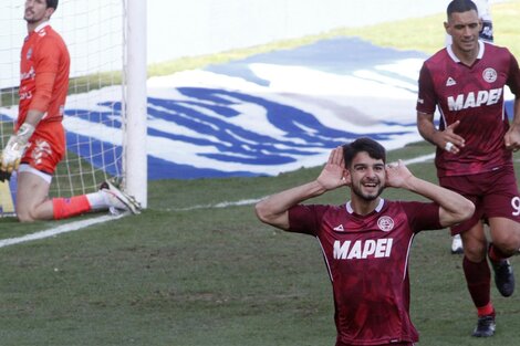 Lanús aprovechó los guiños de la fecha y es el puntero