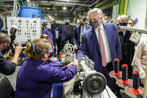 Alberto Fernández visitó la fábrica Confecat en Catamarca.