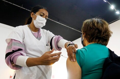 Los vacunados tienen menos riesgo de desarrollar trombos que quienes tuvieron covid