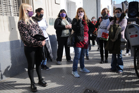 Familias y docentes de la escuela donde designaron a un defensor de la dictadura como director se movilizaron en su contra