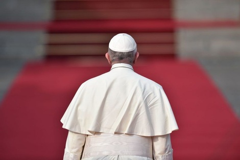 Francisco sique firme al frente de la Iglesia, dijo Politi.