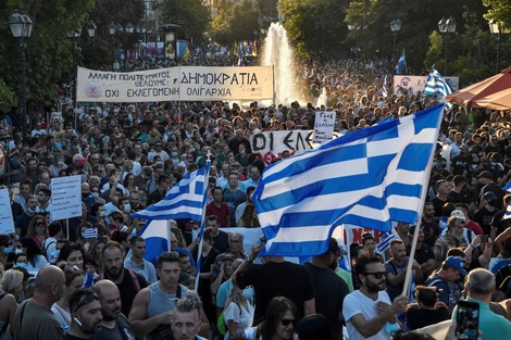 Miles de griegos protestaron contra la vacunación obligatoria del personal sanitario