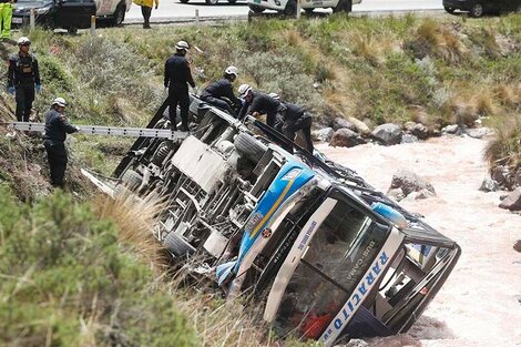 Perú: al menos 29 muertos al caer un ómnibus al precipicio