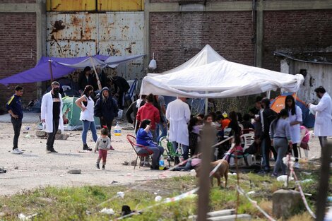 Barrio 21-24: Continúa la ocupación y la orden de desalojo sigue vigente