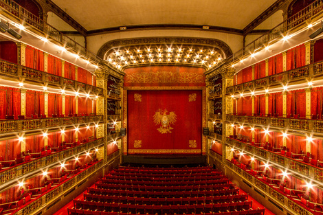 En 1921 se inaugura el Teatro Nacional Cervantes. 
