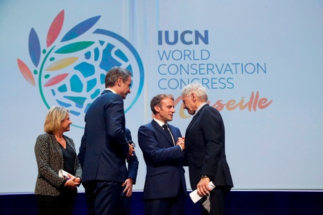 Macron saluda a Harrison Ford durante la inauguración del congreso en Marsella.