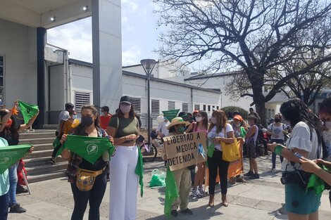 Organizaciones sociales y feministas protestaron por la arbitraria detención de la médica.