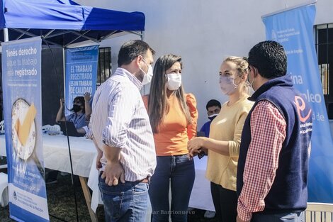 Agencia Territorial en Paclín, Ely Fontao junto al intendente Eduardo Menecier