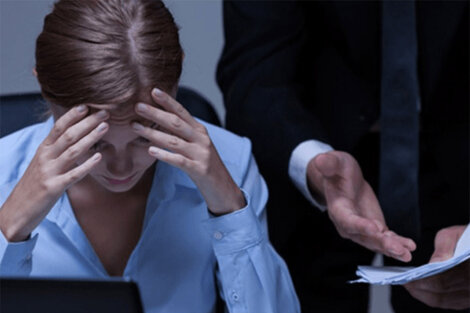 Uno de los aspectos señalados es no ser escuchada en la toma de decisiones en el trabajo u otros ámbitos.