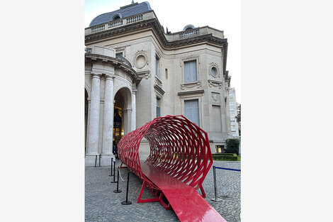 "Repetición x quiebre", escultura de Luciana Lamothe. Abajo: Cerámicas con lustre de oro, de Gabriel Baggio.