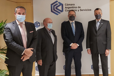 El ministro junto al titular de la CAC, Mario Grinman, y dirigentes de la mesa chica