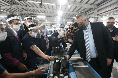 Alberto Fernández visitó la ciudad bonaerense de Chivilcoy para recorrer una empresa fabricante de calzado deportivo que reabrió sus puertas el 1 de mayo de este año luego de haber cerrado durante el gobierno anterior.