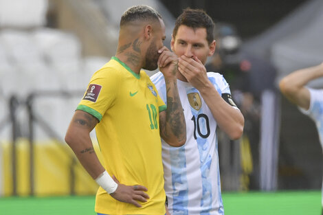 Neymar y Lionel Messi durante el partido de la polémica