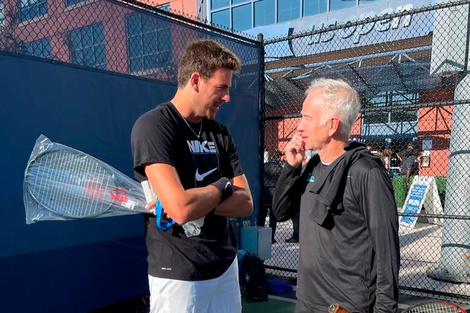 Del Potro charla con McEnroe antes del peloteo en el US Open.