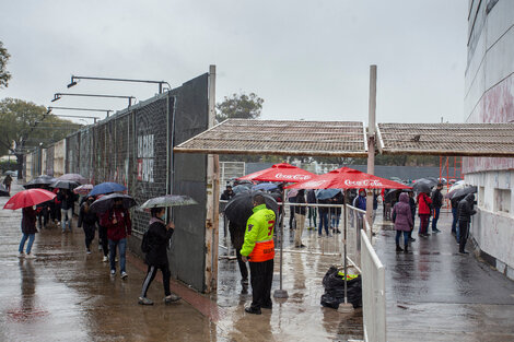 Los hinchas argentinos, bajo la lluvia por la Selección.