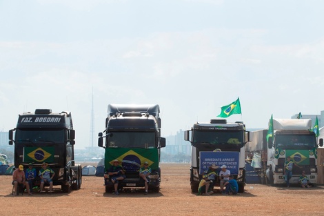 Acampe de camioneros bolsonaristas en Brasilia un día despues de la manifestación.