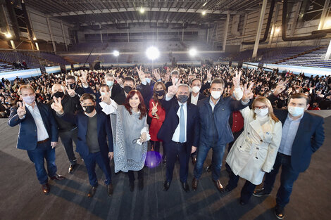 Alberto Fernández y Cristina Fernández de Kirchner rodeados de gobernadores en Tecnópolis. 