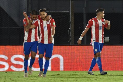 David Martínez festeja la apertura del marcador con Angel Romero.